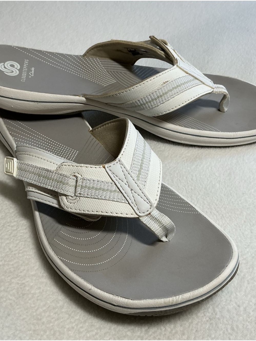 Clarks White and Gray Women's Thong Sandals